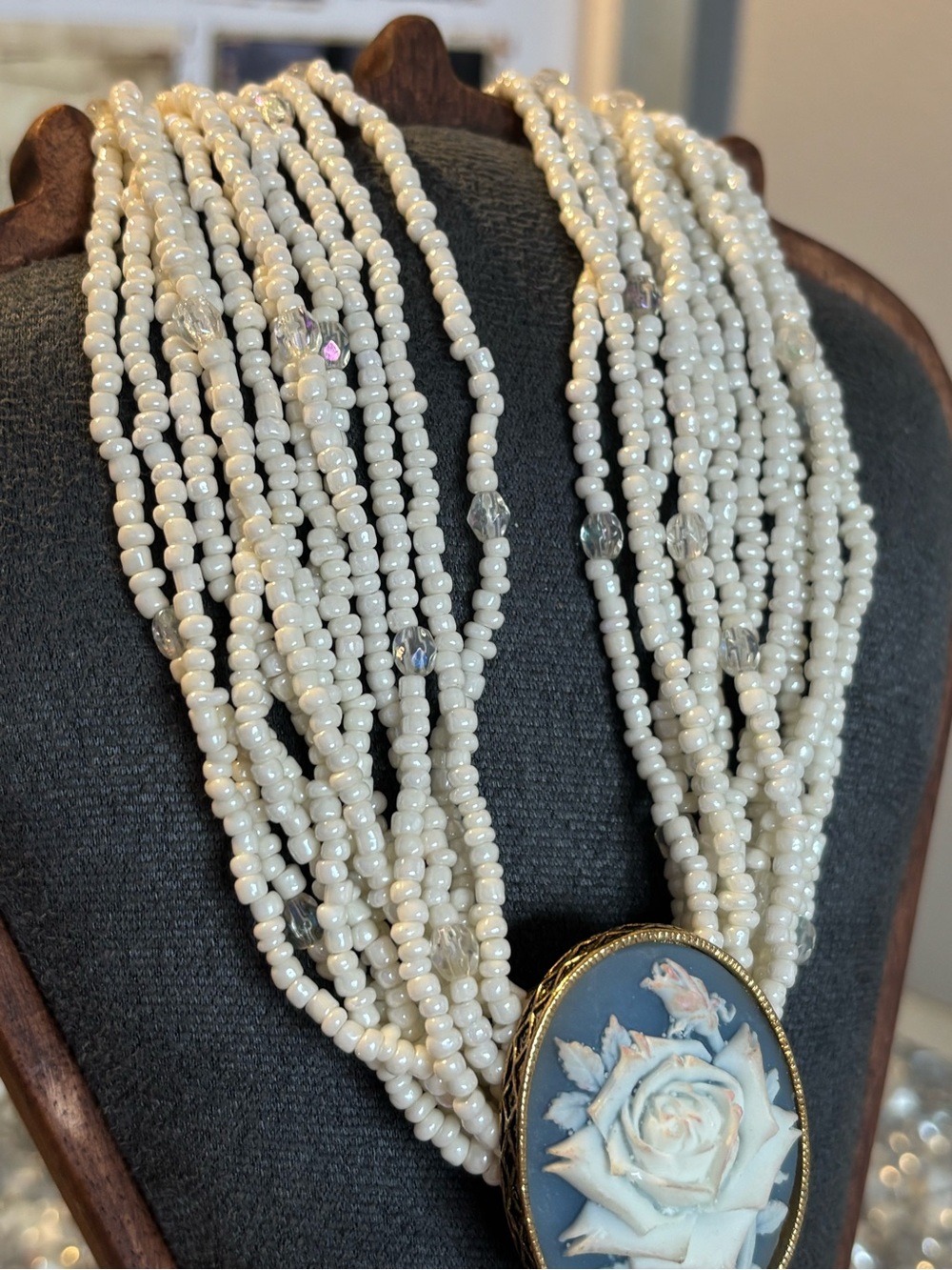 Avon vintage multi-strand seed bead and rose cameo necklace - Picture 7 of 12